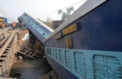 印度火车严重超载现象 只看到了生活的艰苦和辛酸