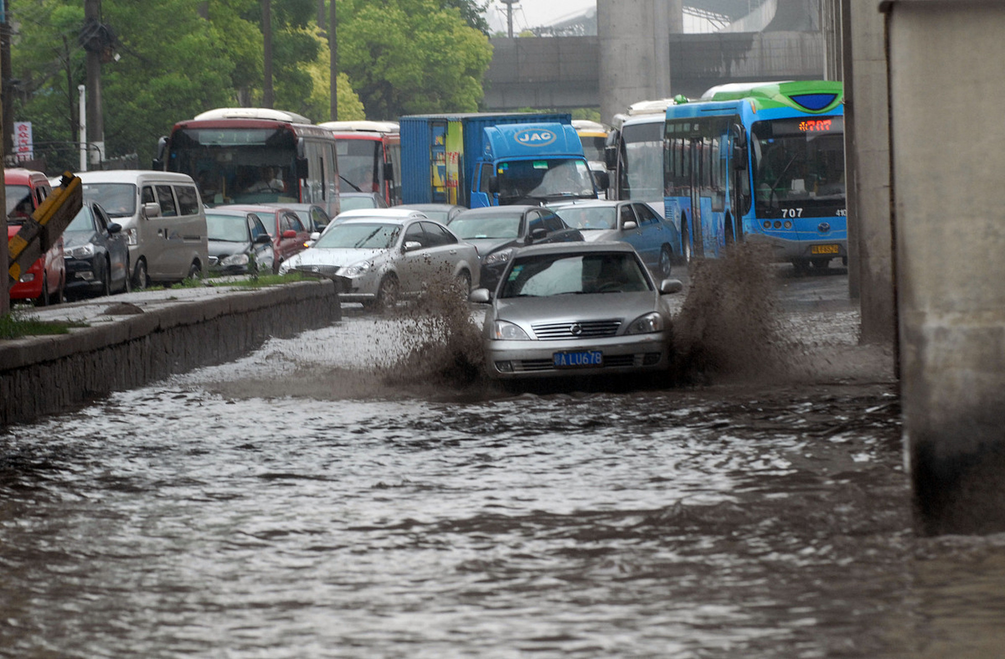 京津冀暴雨:应对自然灾害的挑战  近年来,京津冀地区频繁遭遇暴雨袭击