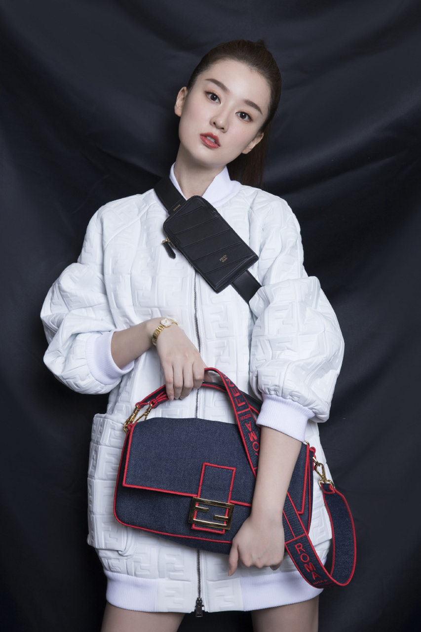 乔欣一改"乖乖女"的画风,高扎大马尾霸气十足,身材是真瘦呀~#万物皆可