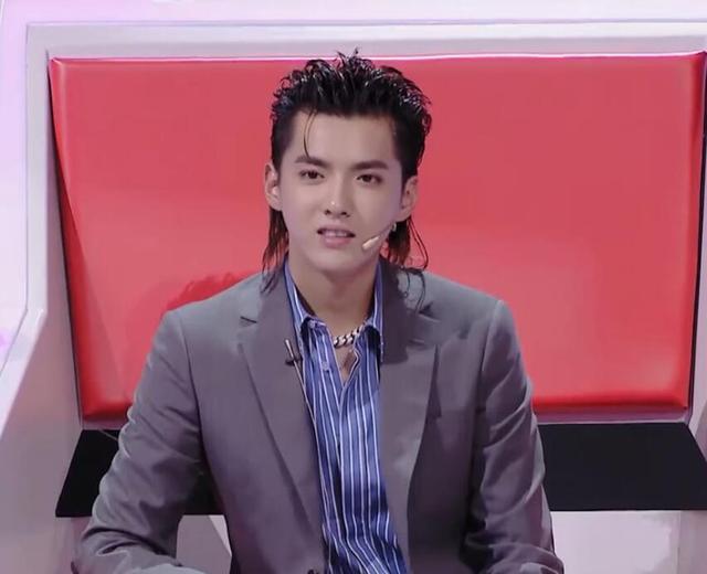《下一站传奇》吴亦凡站在中间,人气地位高,冷酷搞怪皆兼备