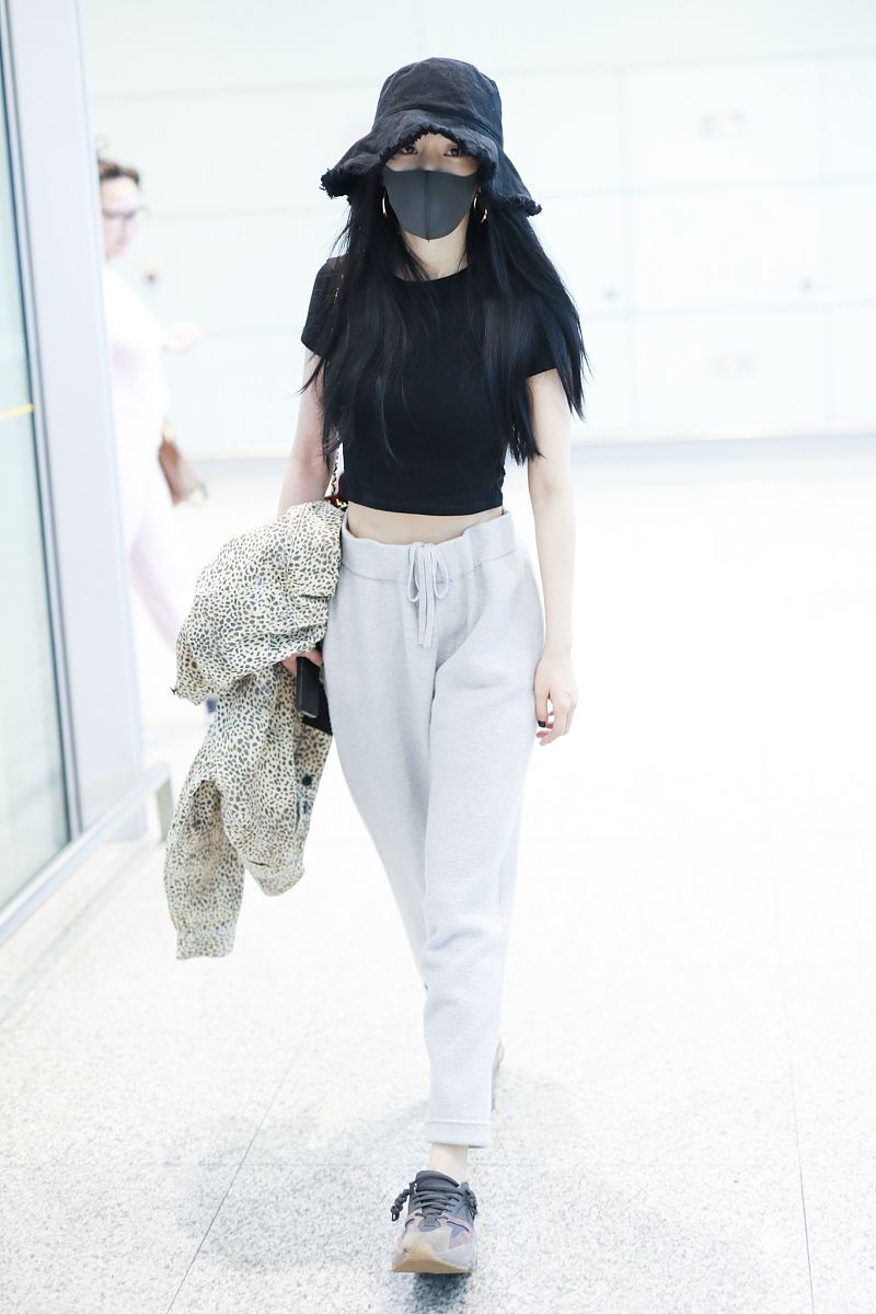 杨幂街拍:露脐t恤运动裤yeezy 700老爹鞋 chanel托特包简约舒适