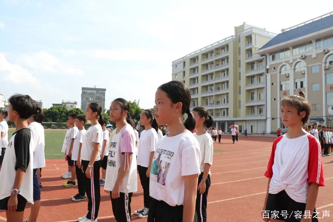 直擊丨廣西容縣中學初一新生軍訓會操表演!