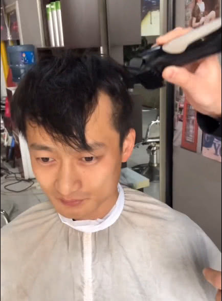 土气大哥理发,剪完寸头像是变了个人 大叔范十足