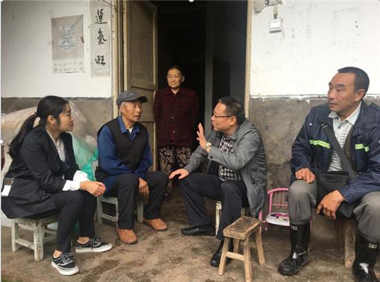 雨城区委常委,政法委书记王颐辉调研南郊乡脱贫攻坚工作