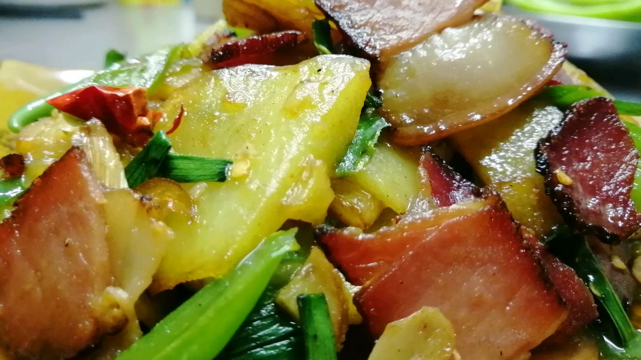 川菜厨师教你腊肉炒土豆片的家常做法,搭配土豆正好去除腊肉咸味
