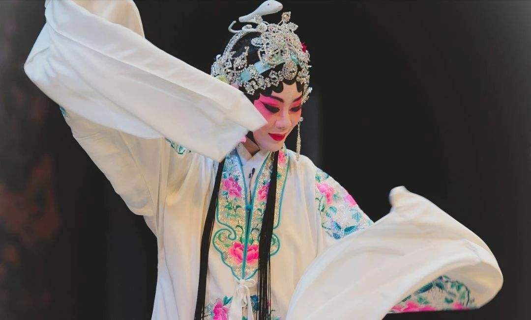 《青衣》:嫦娥应悔偷灵药,一曲唱罢尽冷暖