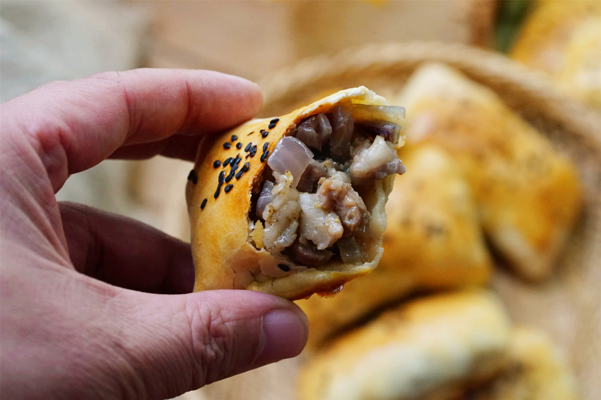 咬一口滋滋冒油的新疆烤包子,皮酥脆肉多汁,比包饺子还简单