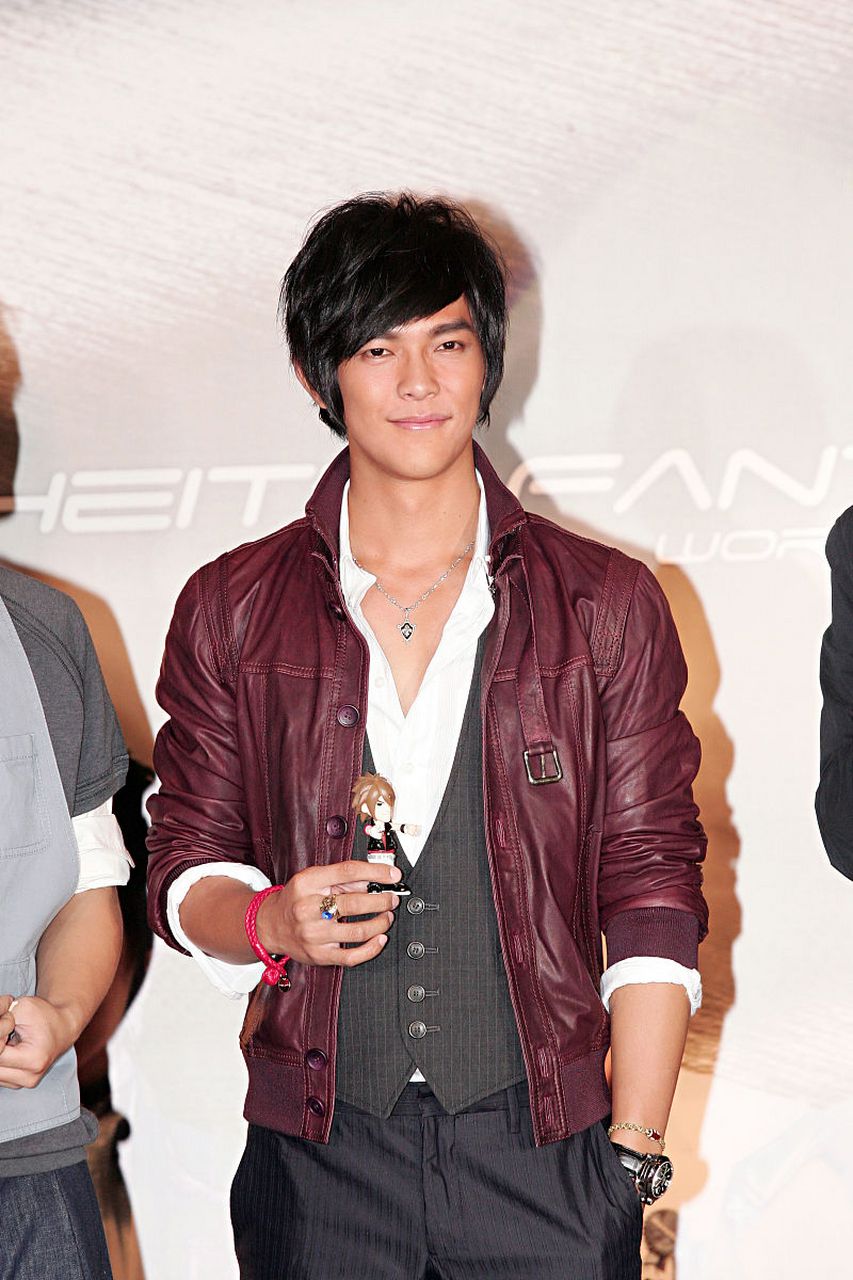 汪东城最近又火了, 在跨年演唱会上演唱的《够爱》, 唤醒了无数90后