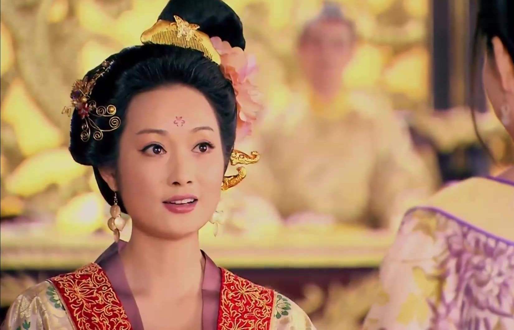 唐宫剧最喜欢梳的一类发髻:王皇后显老,武媚娘坠胀,杨贵妃最佳