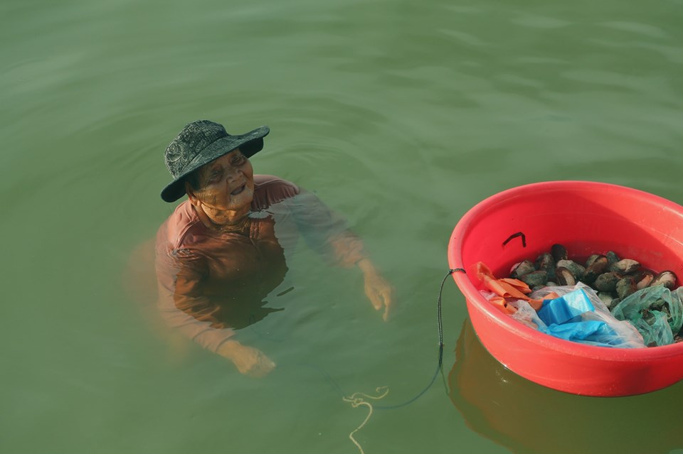 85岁老太每天泡海水里工作数小时,只为赚钱养活61岁患病养女