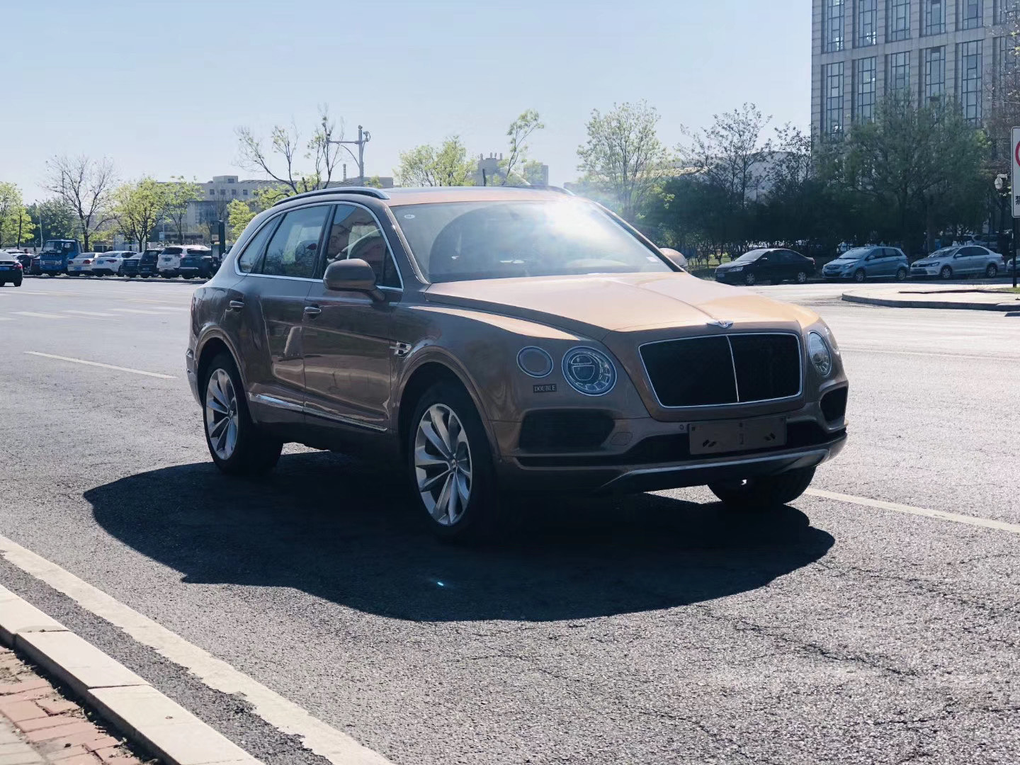 阳光下的2020款宾利添越v8,多少男人的梦想