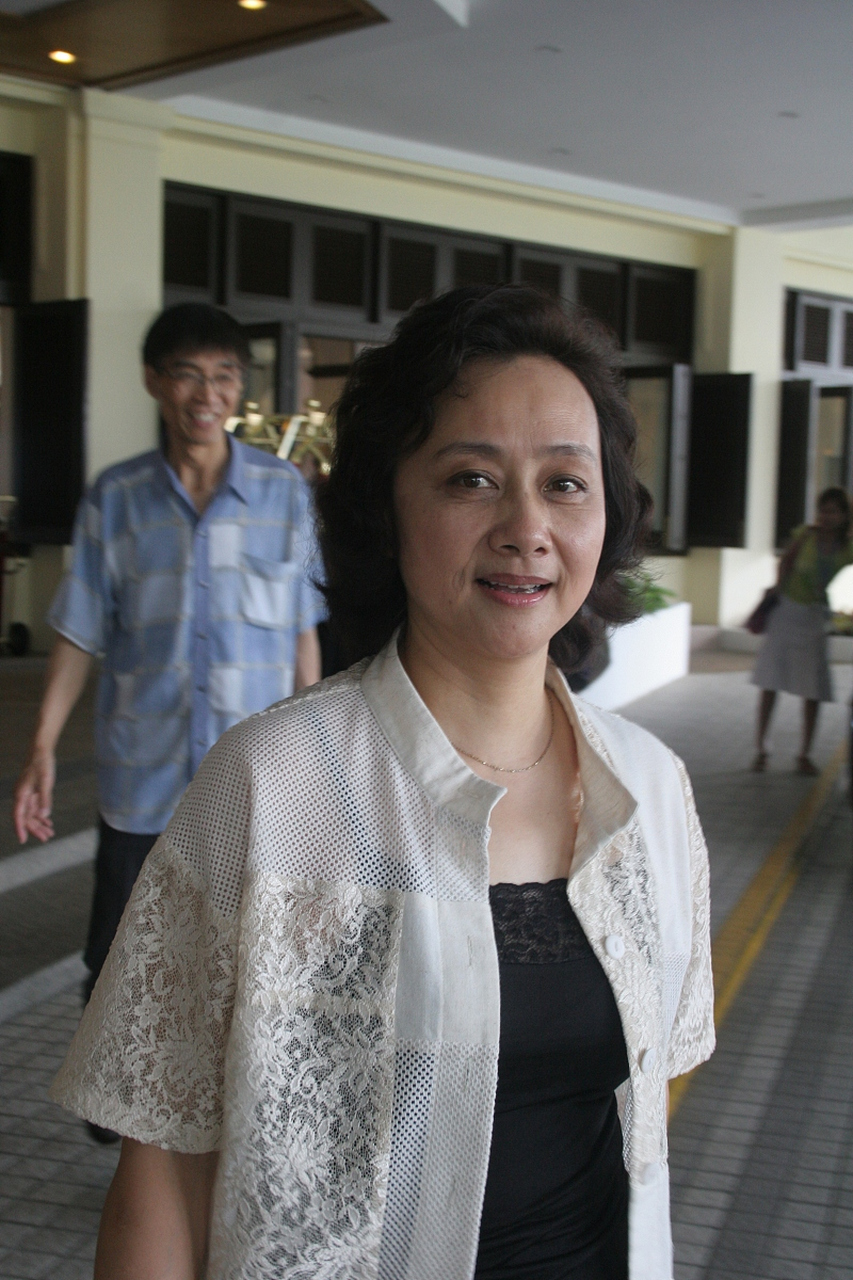 [衰]  廖学秋克制住自己的怒火,扯下两人身上的被子,愤然离开了家.