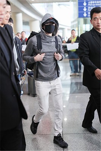"中泰混血小鲜肉"尼坤现身机场,帽子口罩包裹严实考验狗仔眼力