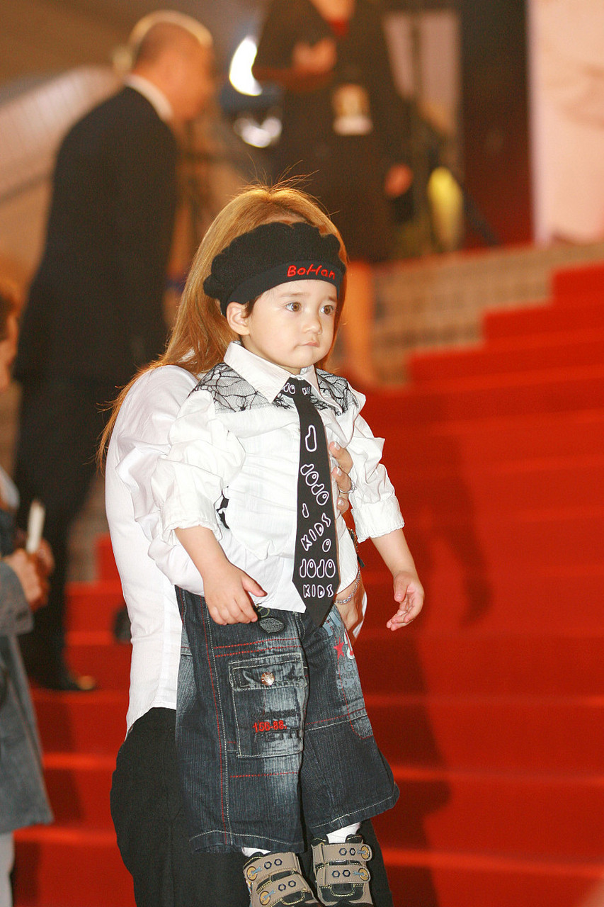 《宝贝计划》中的童星蔡志强在社交媒体上晒出了自己的近照,引起了