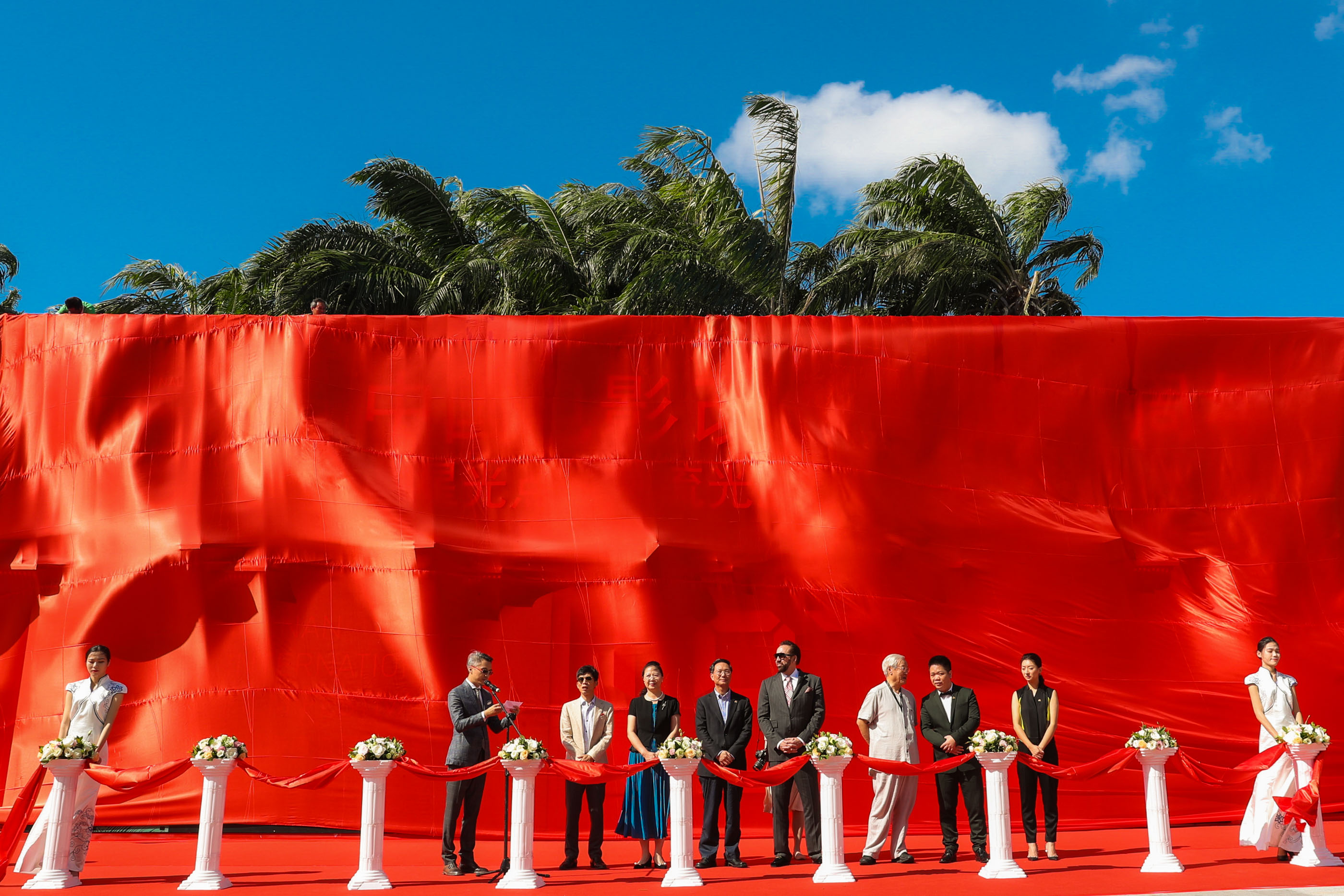 尼古拉斯凯奇现身剪彩"电影博物馆"