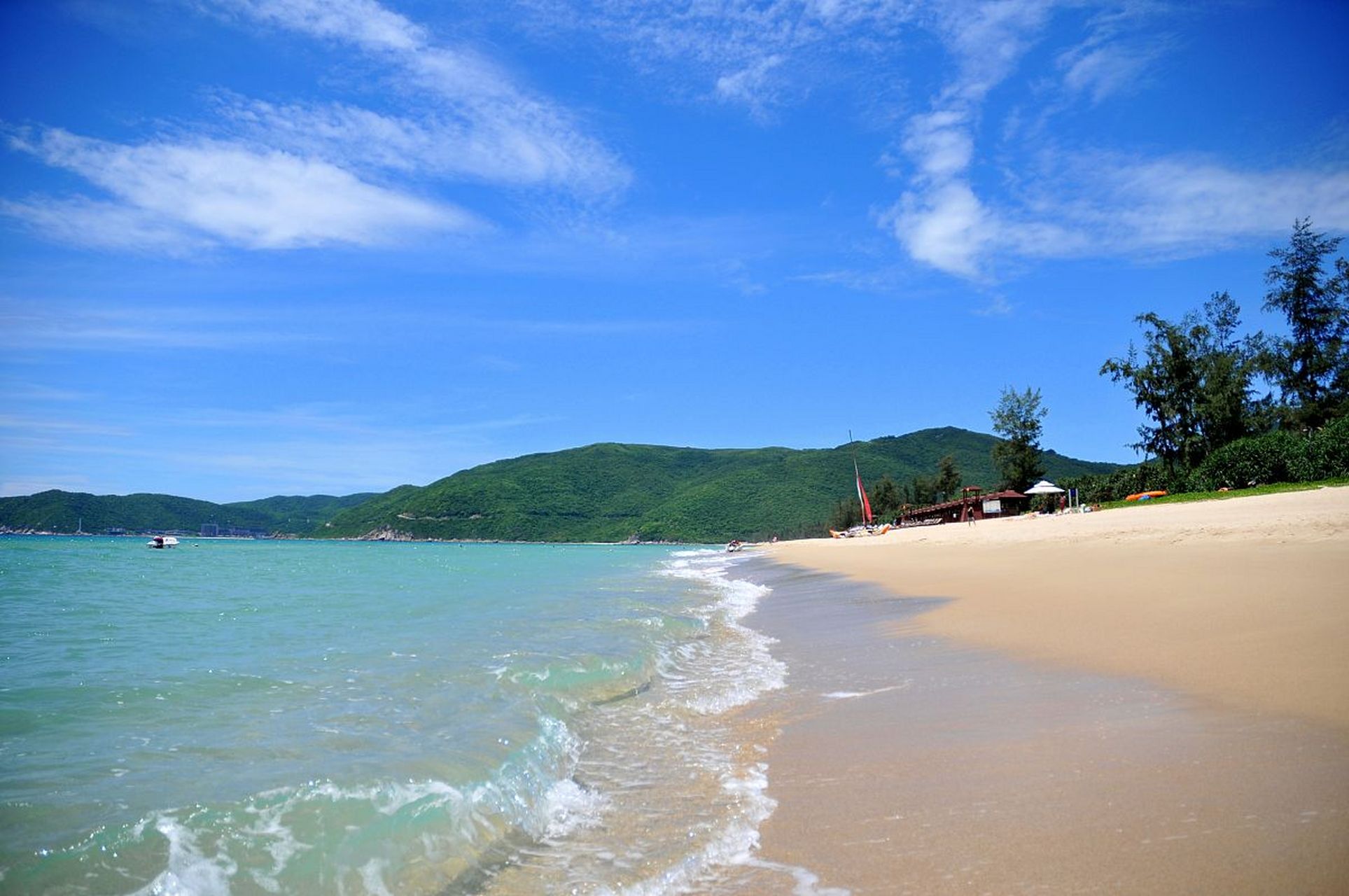 说起这亚龙湾和海棠湾啊,我心里头还真有点儿小偏见,觉得亚龙湾那是