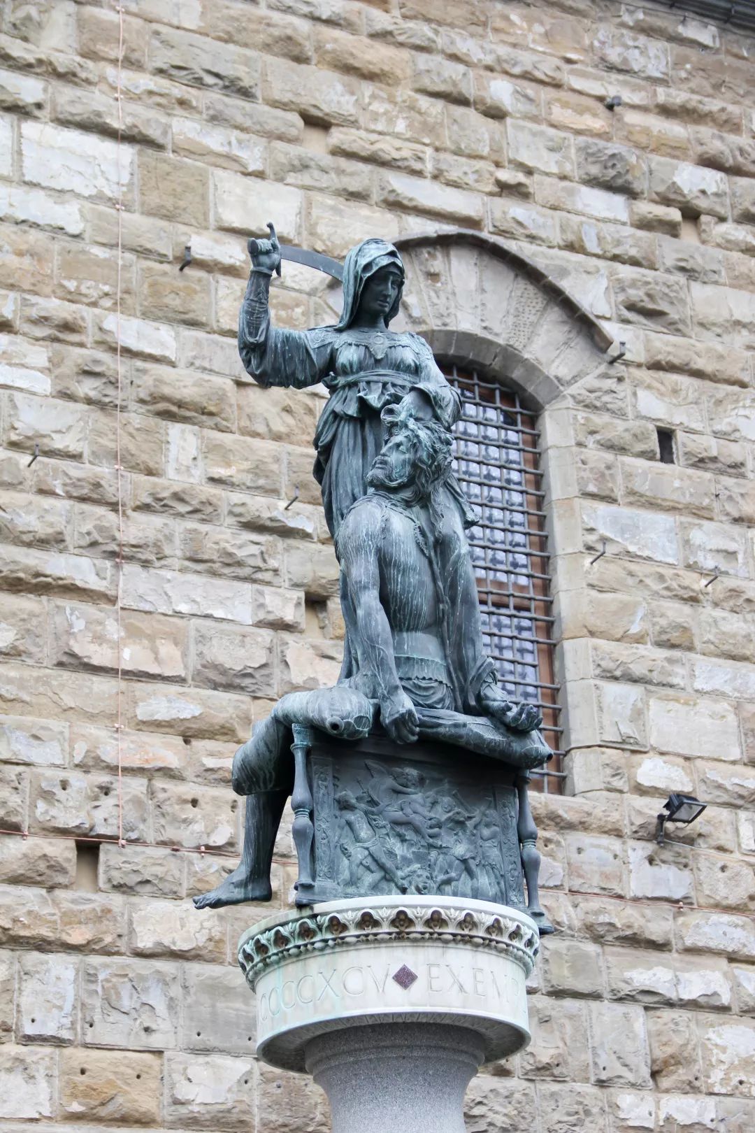 在众多雕塑中最有名的当属米开朗基罗的大卫了,不过这里的大卫是复制