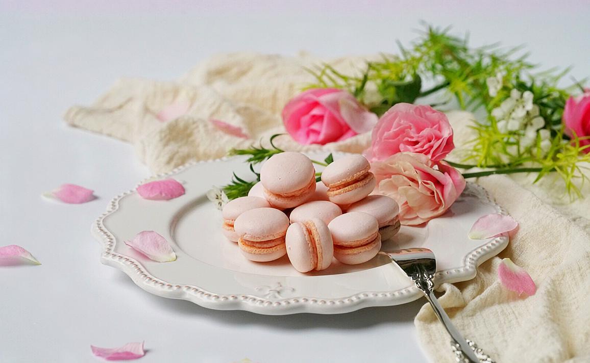 一盘子小巧而又漂亮的马卡龙,浅粉色的颜色是不是会迷倒许多少女心的