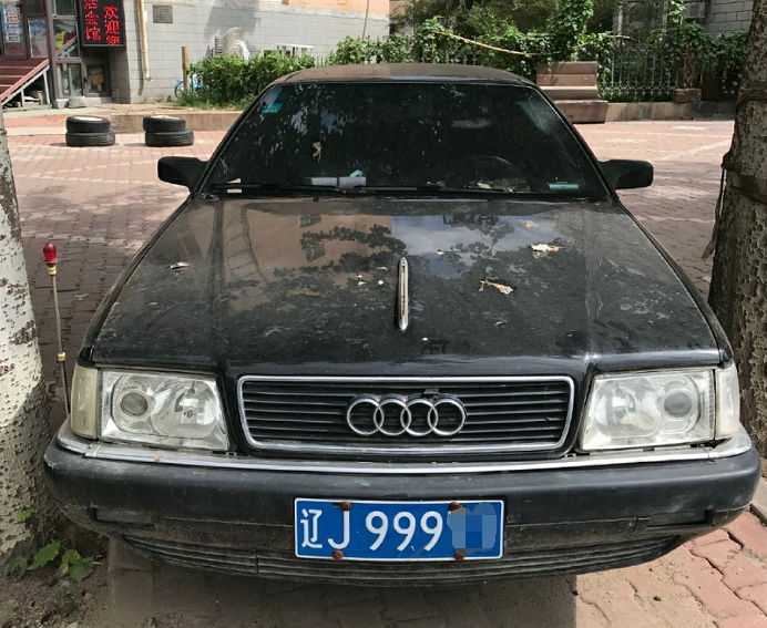加长版红旗轿车,前脸还有奥迪车标,当年是部级干部的专属座驾!