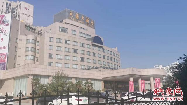 驻马店天龙大酒店内容引质疑后续:广告条幅已被摘下
