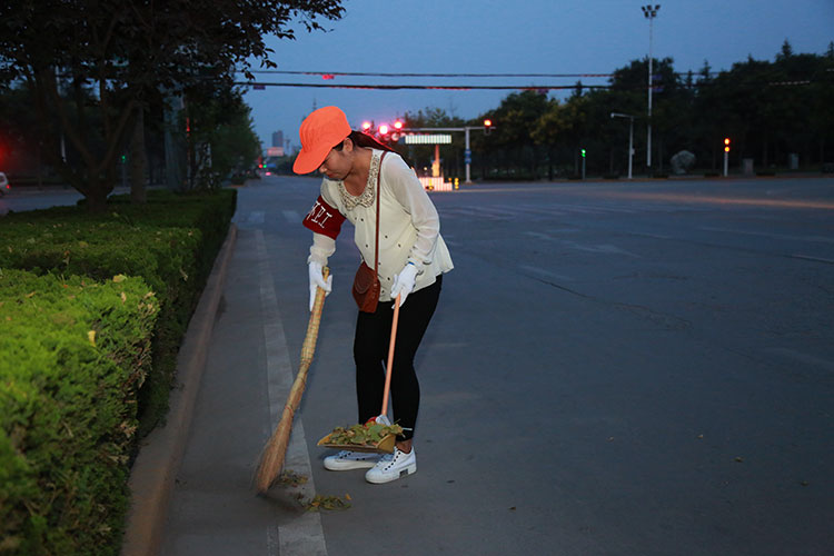 社会实践扫马路的图片图片