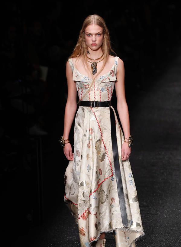 欧美时装秀,超模婉约迷人,透着优雅气质