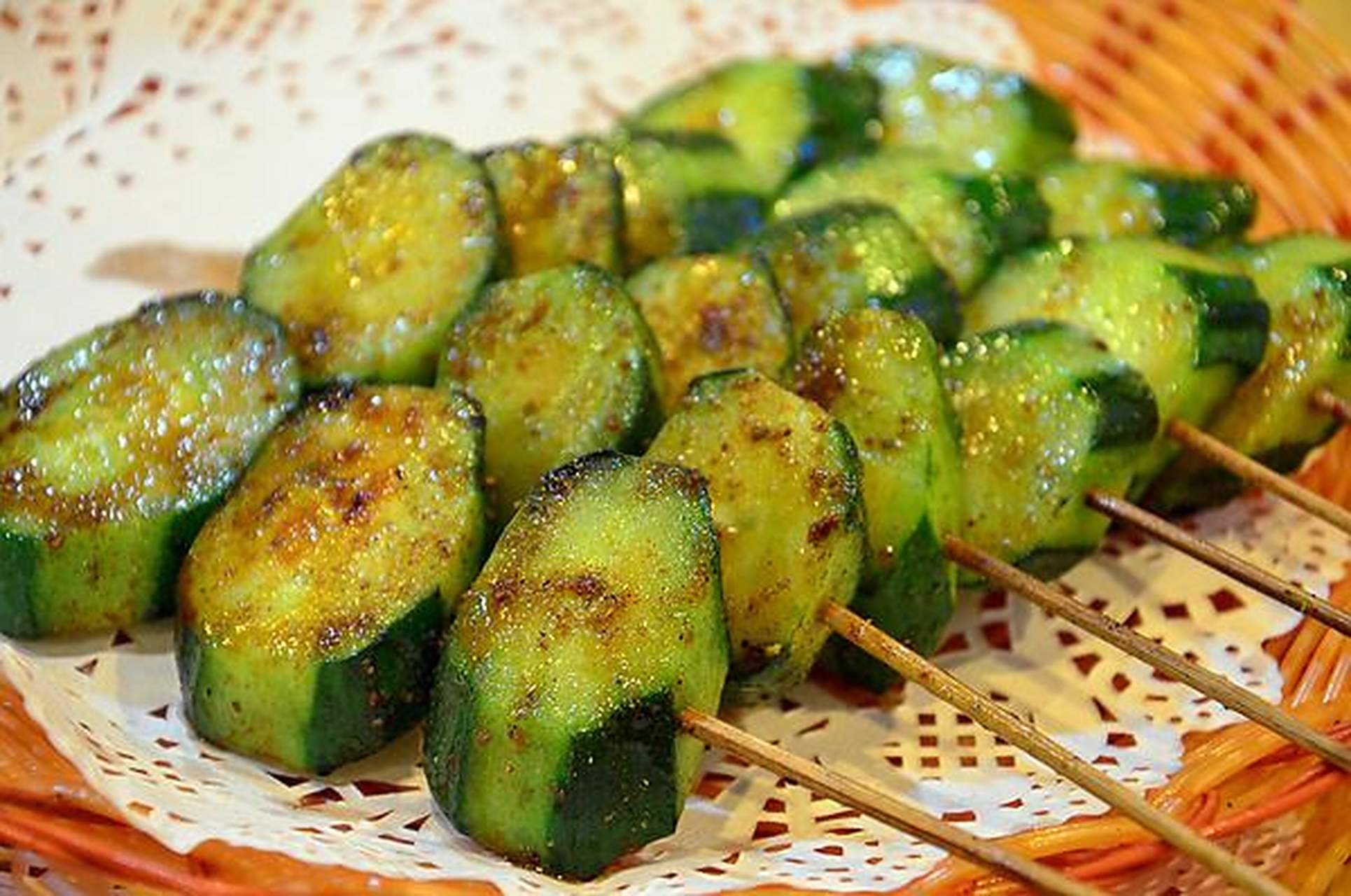 所谓的烤黄瓜,将黄瓜烧烤至半熟,既有烧烤的美味,更保留了原有黄瓜的