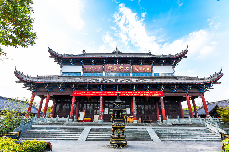 石佛寺是中国佛教建筑之一,石佛寺的布局正面中路为山门,山门内左右