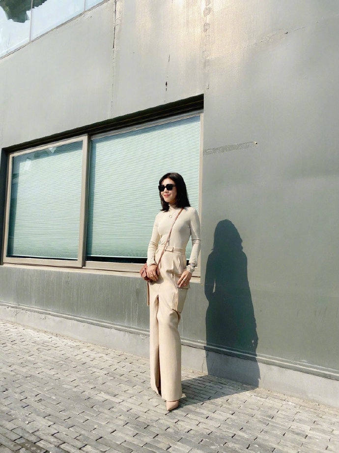 组图:苏芒绿洲晒中性风穿搭 羊绒搭配显贵妇气质