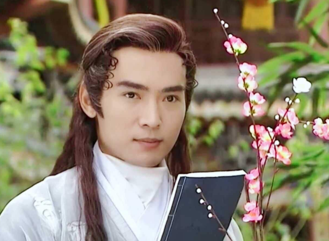 焦恩俊参加活动,现场图52岁的他看着依旧帅气,称得上