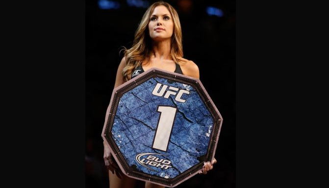 拳击举牌女收入有过高?泰森:她们除去年薪还有副业,来钱很快!