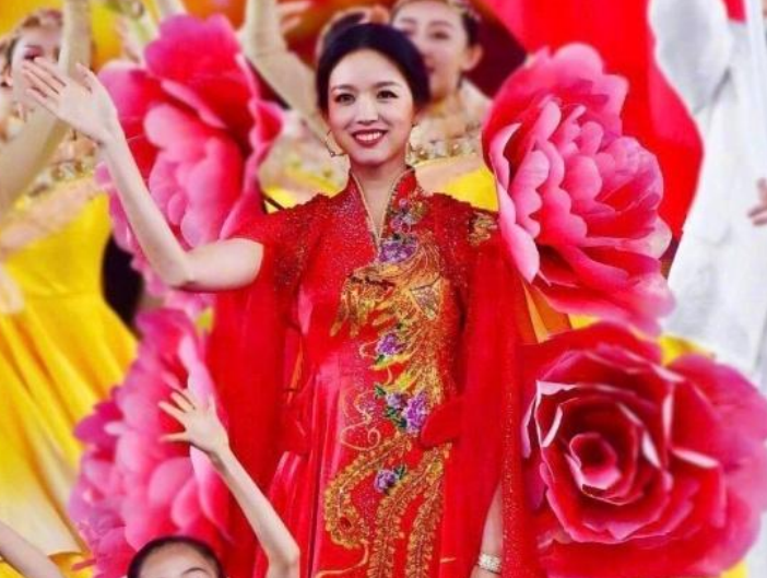 张梓琳身穿中国红传统古装亮相,高贵优雅的气质,一朵人间富贵花