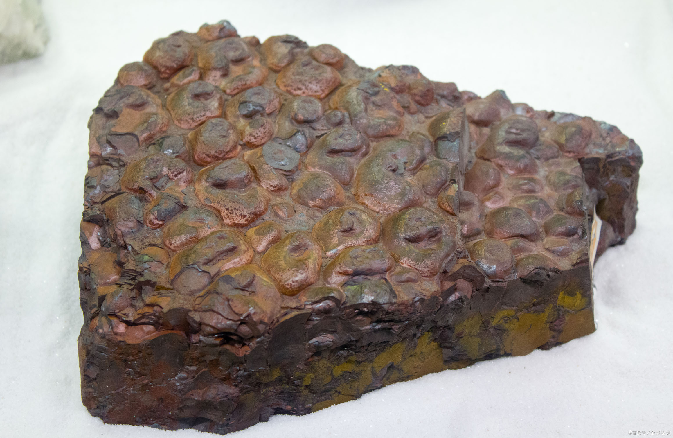 金属至半金属光泽,晶体属三方晶系的氧化物矿物,无解理