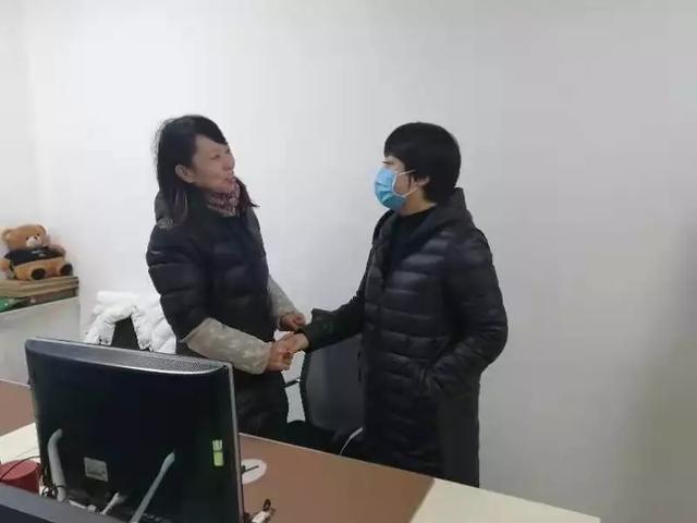 渭南市第二医院党总支副书记贠娜 春节第一天慰问 仍然坚守在一线的