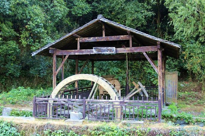 水碓:利用水力的春米器具.水磨:用水力带动的磨面器具.