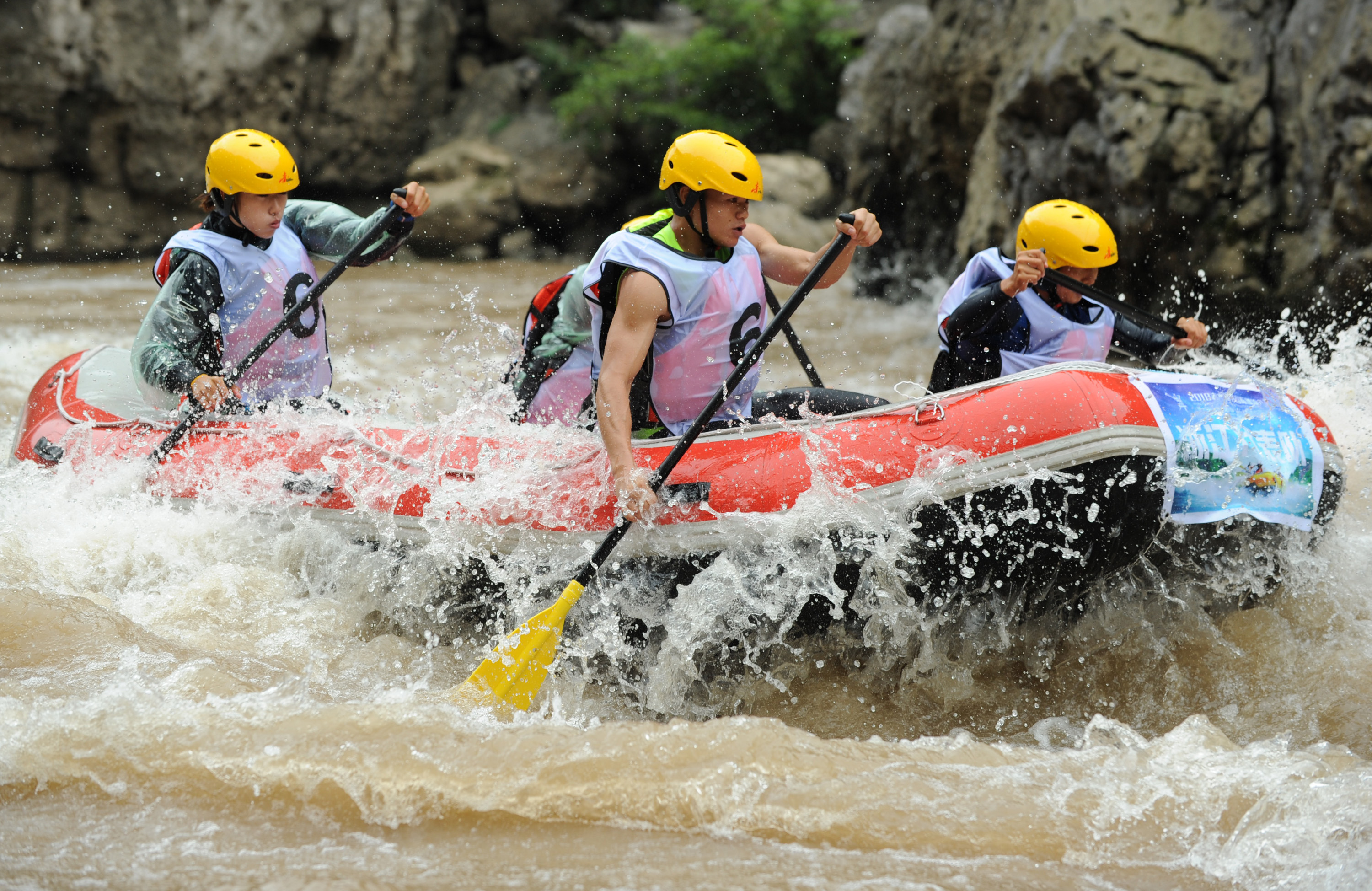 贵州仁怀:赤水河谷竞漂流(1)