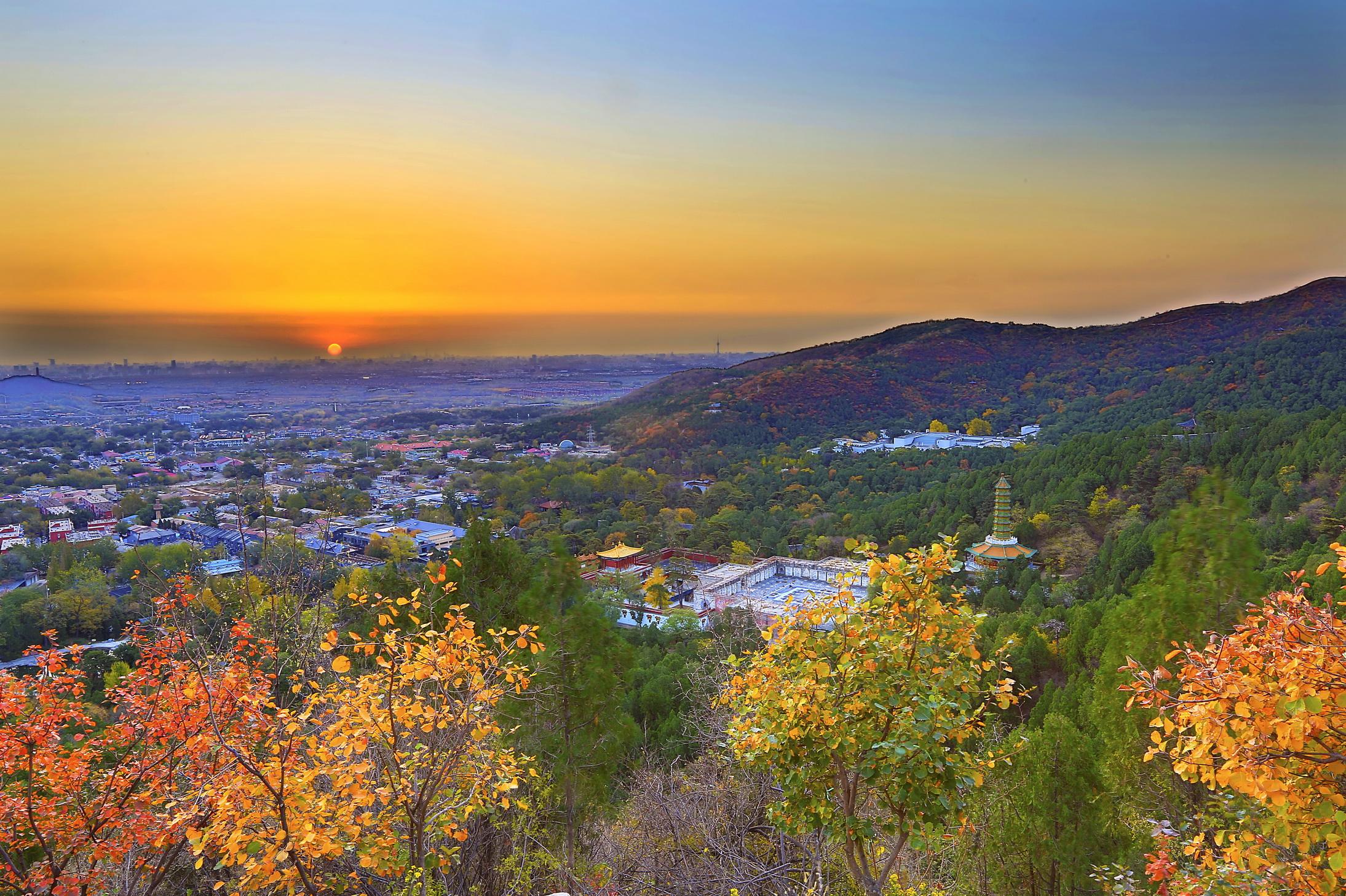 可以说,十一国庆旅游期间,香山公园是北京周边游中赏红叶的最佳去处