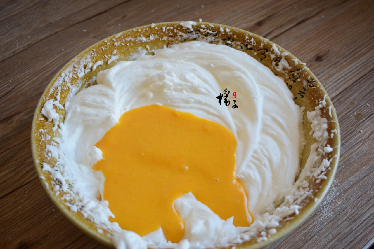 用电动打蛋器打发至硬性发泡,将蛋黄糊与打发好的蛋清混合
