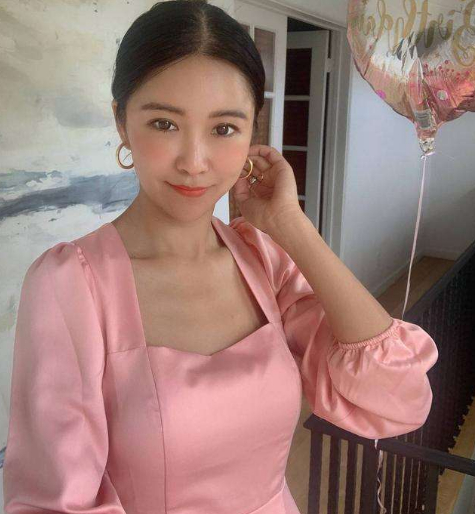 闹市街头,60岁老人向20岁女孩下跪求婚,路人纷纷上前围观,而女子接