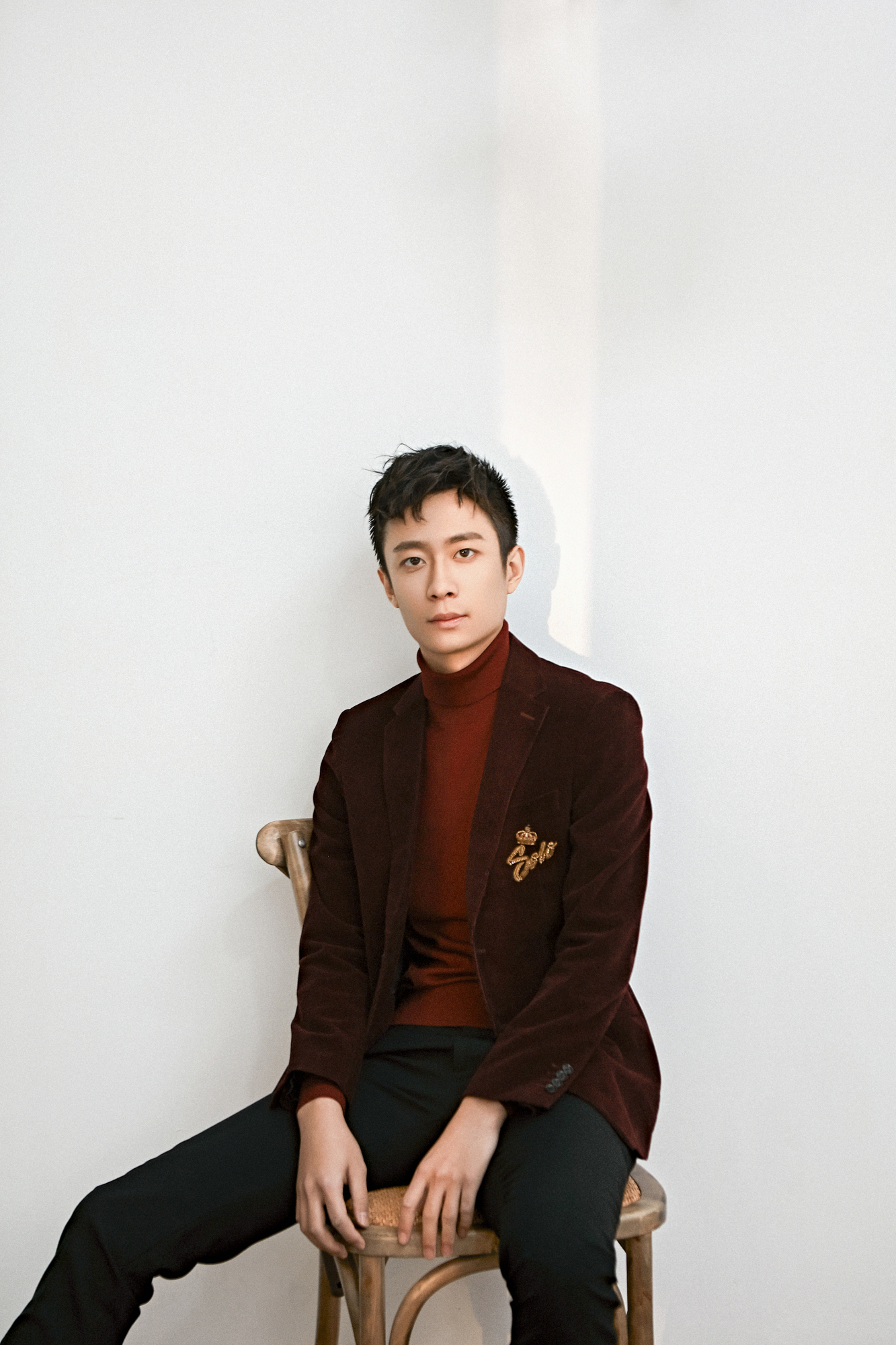 赵倬霆冬日质感写真曝光 少年眼神展现纯粹本真