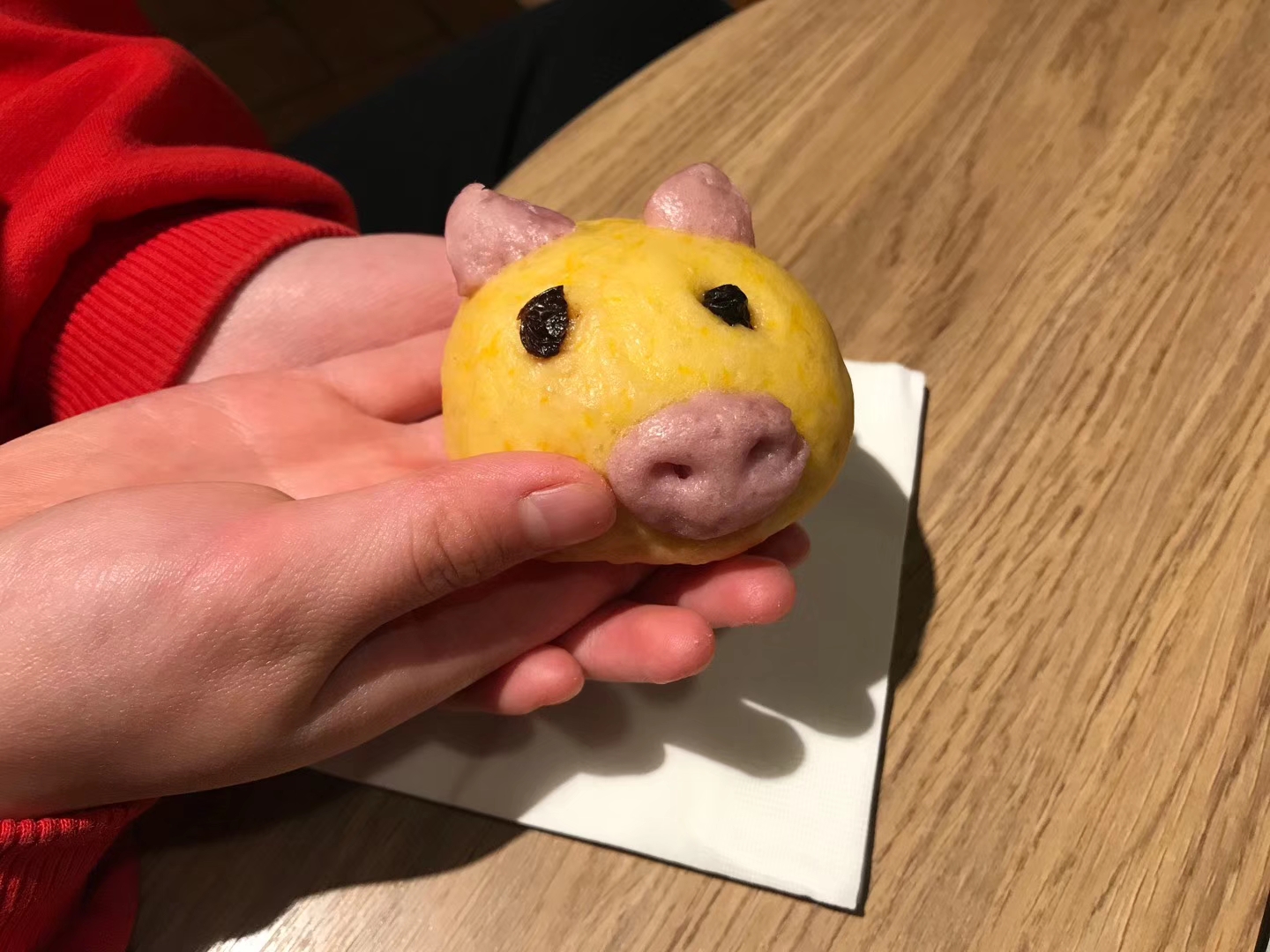 阿姨做的爱心小馒头,呆萌呆萌的,虽然没有饭店做的精致,但感觉很暖心!