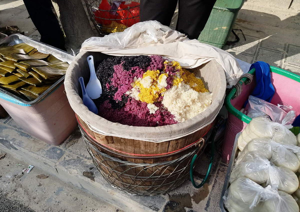黔西南册亨县,五色糯米饭悦目清香,作家宴主食绝妙