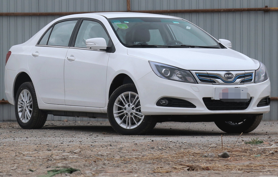 比亚迪e5 450 智联畅享版的操控比较精准,方向盘很轻,很好开,操控最大