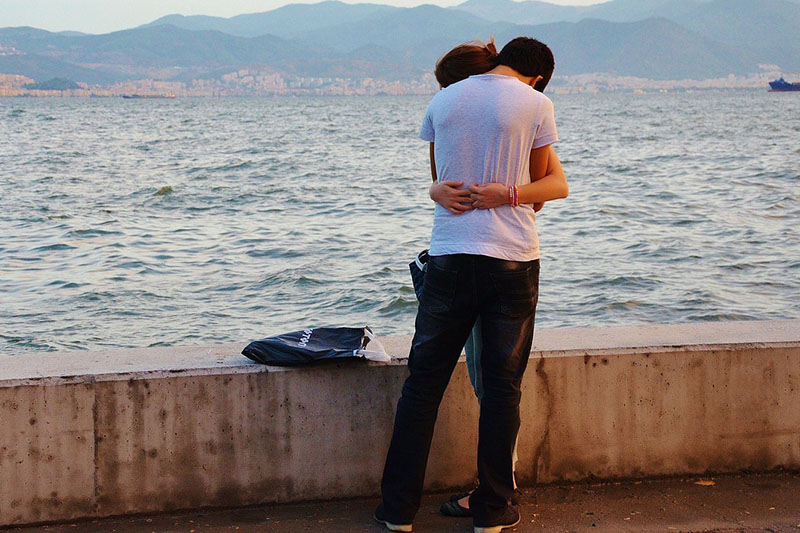 写给被"爱情伪命题"困扰的女孩们:真爱是不会轻易放手的