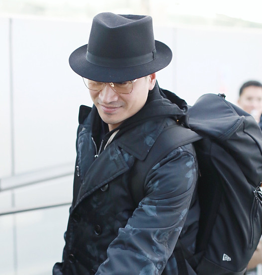 何晟铭穿保暖外套不误绅士风度,戴礼帽架金丝眼镜气质满分