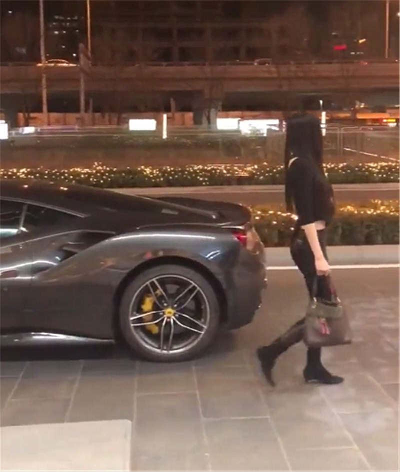 深夜偶遇"深空灰"法拉利,车价338万,女车主身材比车还吸睛!