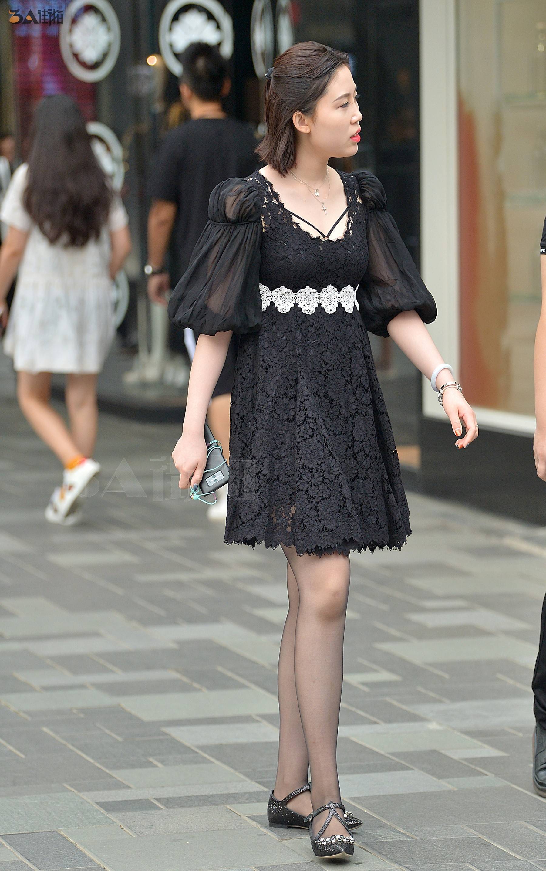 街拍:黑色蕾丝连衣裙