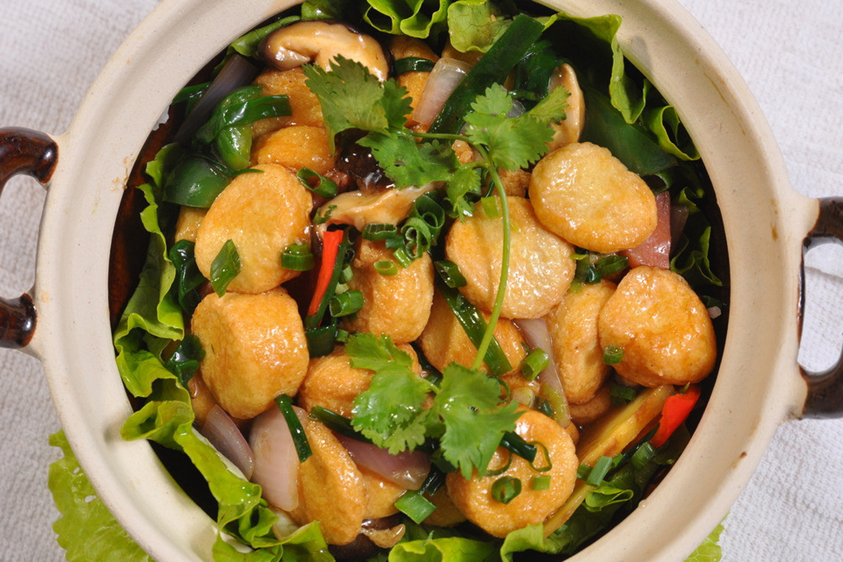 日本豆腐煲 主料:日本豆腐3根       辅料:虾适量,鱼丸适量,香菜适量