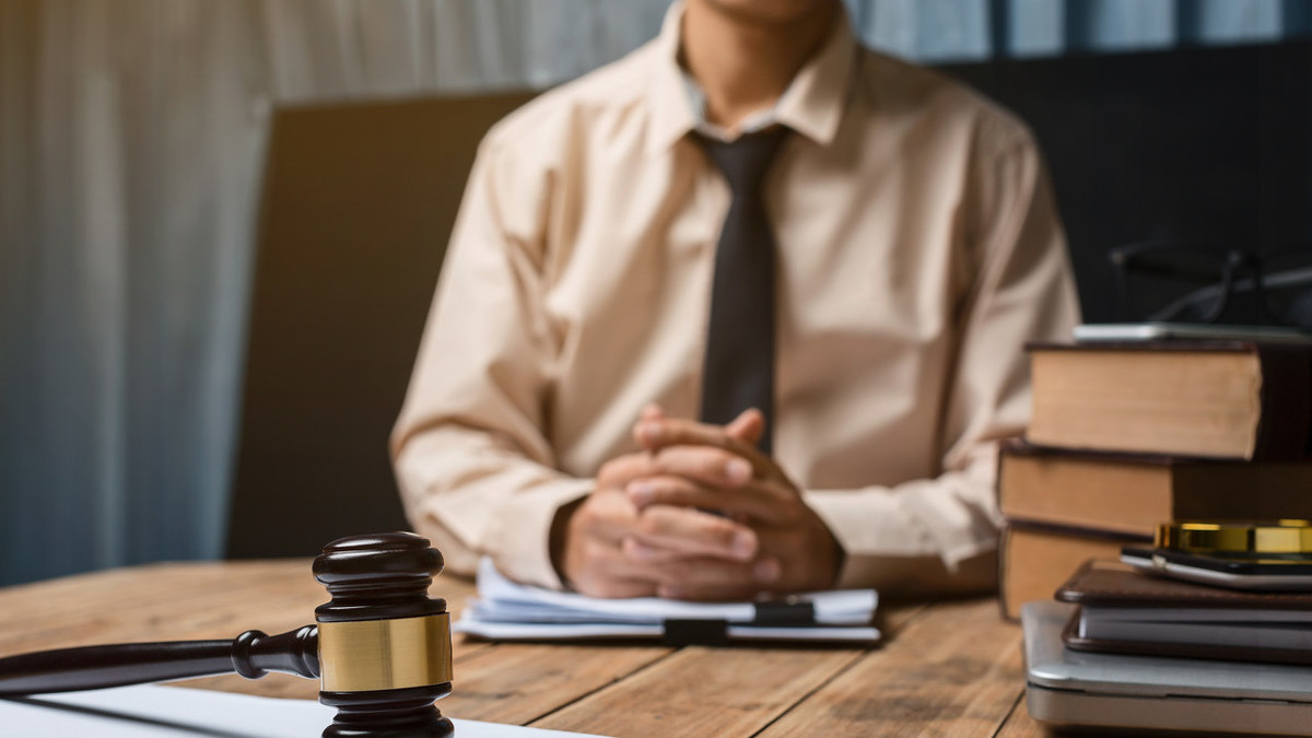 聘请律师打官司,律师收取费用后却在法庭上一声不吭,是否失职?