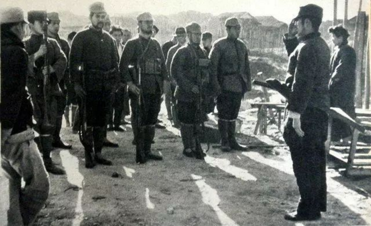 益子挺进队精心伪装,百姓用一道菜去试探,很快就识破他们的身份